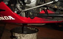 wylewamy olej SC33 CBR 900RR