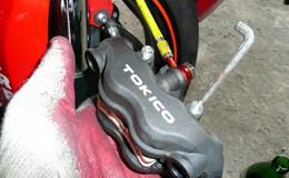 Wymiana klocków hamulcowych Honda Fireblade CBR 1000RR SC57b