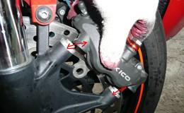 Wymiana klocków hamulcowych Honda Fireblade CBR 1000RR SC57b