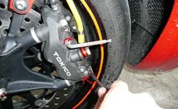 Wymiana klocków hamulcowych Honda Fireblade CBR 1000RR SC57b