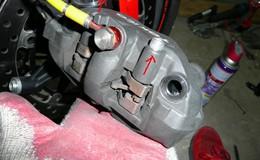 Wymiana klocków hamulcowych Honda Fireblade CBR 1000RR SC57b