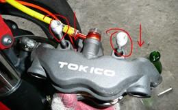 Wymiana klocków hamulcowych Honda Fireblade CBR 1000RR SC57b