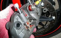 Wymiana klocków hamulcowych Honda Fireblade CBR 1000RR SC57b